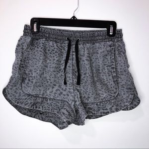 BDG Urban Outfitters - Leopard Print Shorts